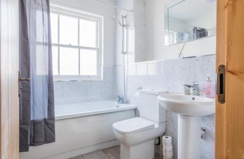 Failsworth Appartement | Manchester Retreat, Free Parking & Sleeps 5