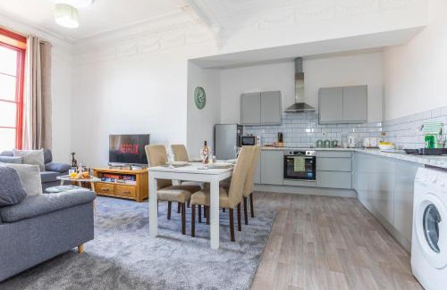 Failsworth Appartement | Manchester Retreat, Free Parking & Sleeps 5