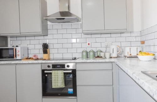 Failsworth Appartement | Manchester Retreat, Free Parking & Sleeps 5