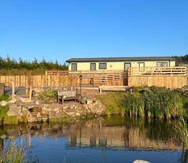 Cumnock Appartement | Maneight Luxury Lodge with hot tub