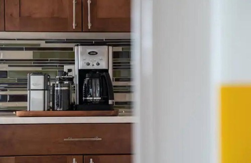 Bremerton Maison | Manette Marvel: Stylish Mid-Century Getaway with Views.