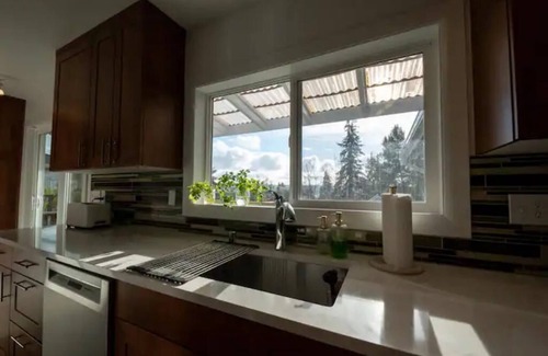 Bremerton Maison | Manette Marvel: Stylish Mid-Century Getaway with Views.