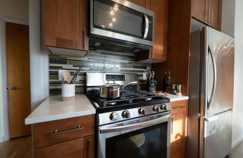 Bremerton Maison | Manette Marvel: Stylish Mid-Century Getaway with Views.