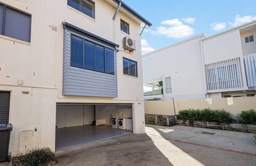 Manly Maison | Manly Beach View Townhouse Haven - Coastal Retreat walk to the shops and water!