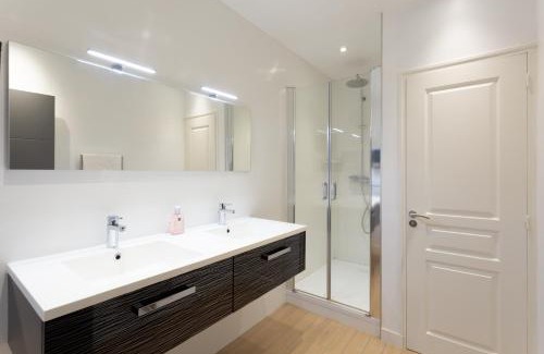 Val-d'Ize Lit Et Petit-Déjeuner | Manoir de la Nogrie - Chambre de charme avec accès privatif - Piscine chauffée sur domaine 5 étoiles