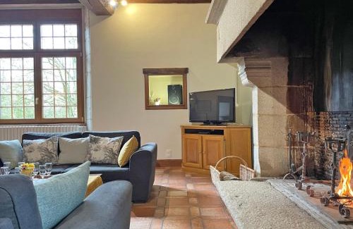 Colombiers Maison | Manoir du XVème avec cheminée, animaux acceptés, à Colombiers - FR-1-497-204