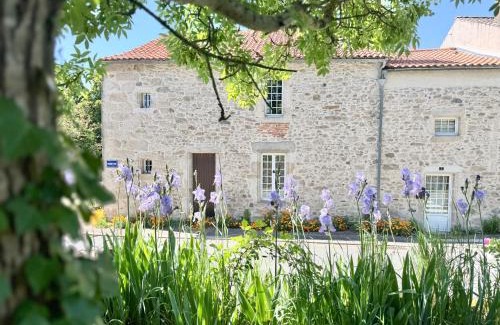 Sevremont Maison | Manoir médiéval art déco - Logis des 3 Artistes