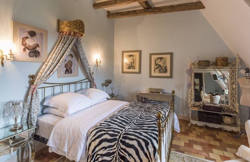 Verteuil-sur-Charente Villa | Manoir Romanesque - Six Chambres Villa, Couchages 12