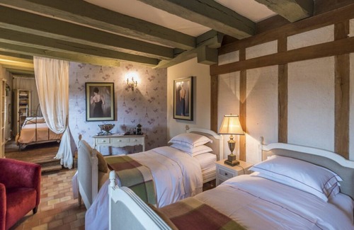 Verteuil-sur-Charente Villa | Manoir Romanesque - Six Chambres Villa, Couchages 12