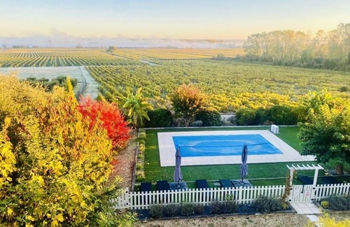 Saint-Meme-les-Carrieres Villa | Manoir au coeur des vignobles