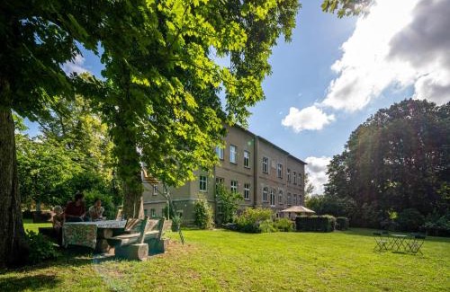 Baumgarten Maison | Manor Lakeside Escape