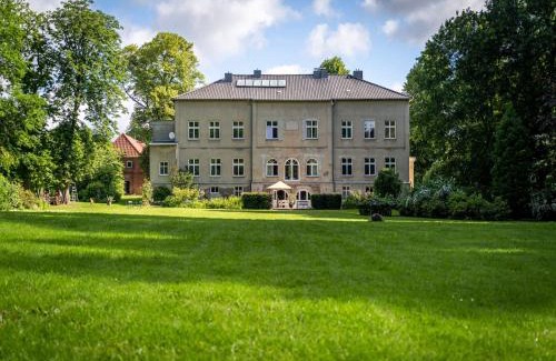 Baumgarten Maison | Manor Lakeside Escape