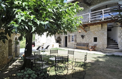 Issirac Maison | Mas provençal de caractère dans les collines surplombant la vallée de la Cèze