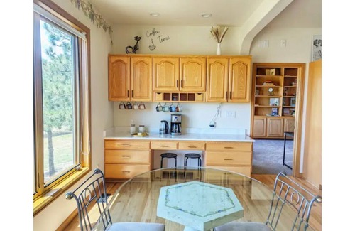 Colorado Springs Maison | Mansion on 8 Acres w/indoor pool, outdoor hot tub, fire pit, Frisbee golf,