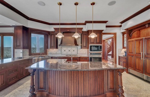 Lyme Maison | Mansion on the hill
