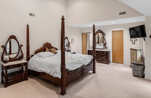 Medford Maison | Mansion with resort just half-hour from Philadelphia