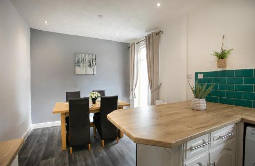 Wath upon Dearne Maison | Manvers House, Rotherham for contractors, Families, free parking WIFI