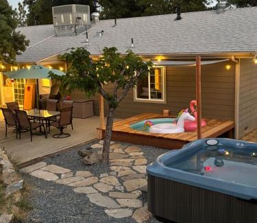 Mariposa Maison | Manzanita Hill-35 miles to Yosemite, 10 miles to Mariposa with 8 person spa