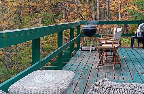 Attica Cabine | Maple Crest Cabin is a peaceful getaway from everyday life