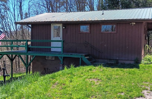 Attica Cabine | Maple Crest Cabin is a peaceful getaway from everyday life