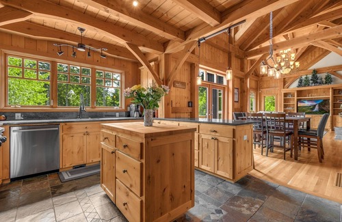 Stevenson Maison | Maple Hill Lodge, Stevenson, WA Retreat, Hot Tub, AC, near recreation!