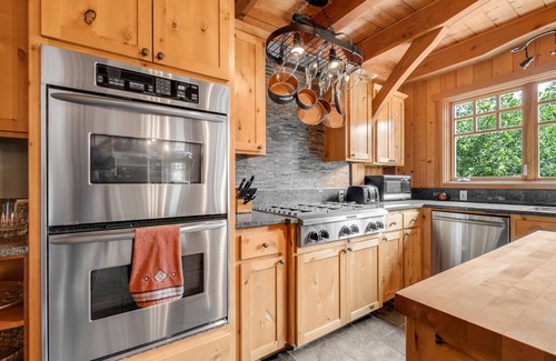 Stevenson Maison | Maple Hill Lodge, Stevenson, WA Retreat, Hot Tub, AC, near recreation!