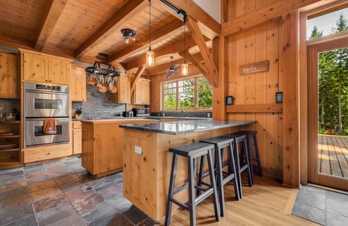 Stevenson Maison | Maple Hill Lodge, Stevenson, WA Retreat, Hot Tub, AC, near recreation!