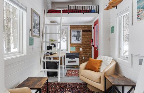 Johnson Maison | Maple Sugar Shack Tiny House with hot tub & river by Stowe