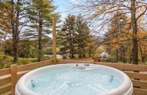 Johnson Maison | Maple Sugar Shack Tiny House with hot tub & river by Stowe