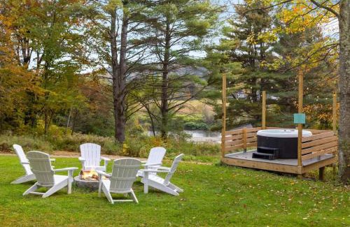 Johnson Maison | Maple Sugar Shack Tiny House with hot tub & river by Stowe