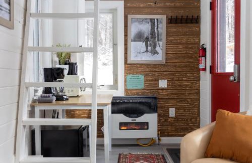 Johnson Maison | Maple Sugar Shack Tiny House with hot tub & river by Stowe