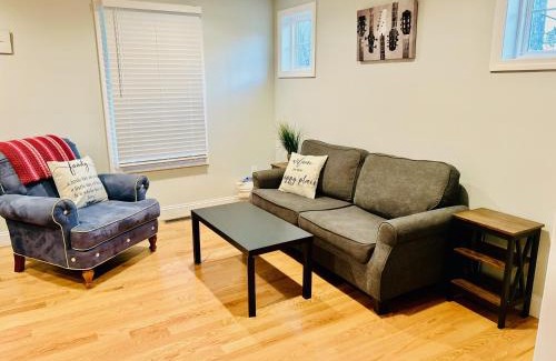 Kingston Maison | Maplewood Spacious Home Fire Pit Mod Location Pet Ok by Vacation Your Way