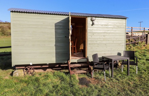 Dumfries Cottage | MAQUESSA SHEPHERD'S HUT, romantic, with a garden in Dumfries