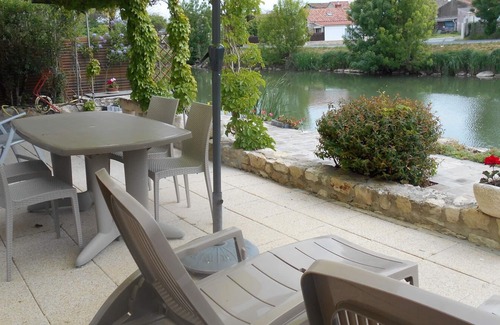 Le Gue-de-Velluire Maison | Marais Poitevin, GITE de pêche, bord de rivière avec barque, vélos, cheminée