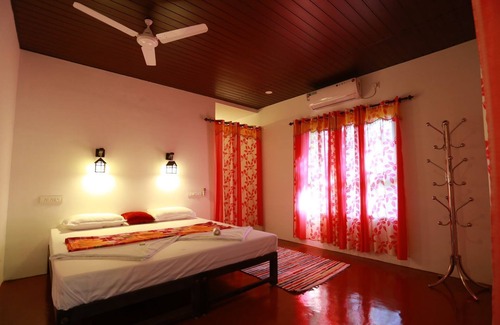 Mararikulam Lit Et Petit-Déjeuner | Marari John Villa: Serene Bliss by Sandy Beach & Gardens at Marari. 🏡🌊