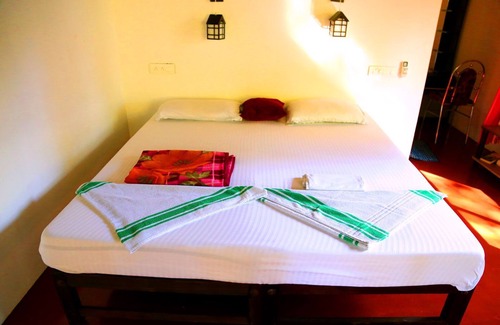 Mararikulam Lit Et Petit-Déjeuner | Marari John Villa: Serene Bliss by Sandy Beach & Gardens at Marari. 🏡🌊
