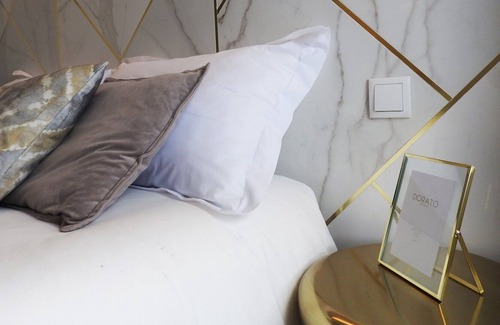 Olivais Lit Et Petit-Déjeuner | Marble Bedroom, Lisbon Airport Charming Rooms