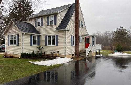 Marcy Appartement | Marcy NY! 4BR first floor on the Erie Canal! Sleeps a family of six.