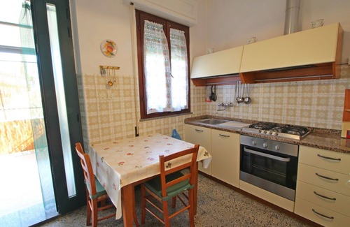 Marina di Massa Maison | Vacation Home à Marina Di Massa avec 2 chambres à coucher, 5 couchages