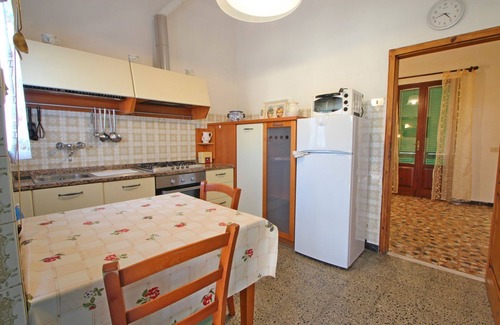Marina di Massa Maison | Vacation Home à Marina Di Massa avec 2 chambres à coucher, 5 couchages