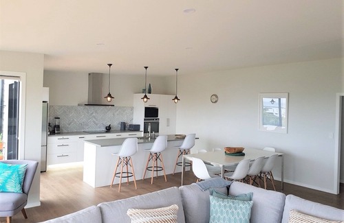 Cable Bay Maison | Mariner's Post - Views, Stylish, Close to Beaches