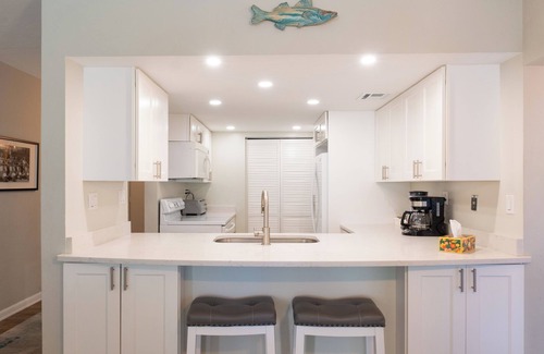 Marco Island Copropriété | Mariner Unit 3 #105 Charming 2-Bedroom Condo with Heated Pool – Perfect Monthly Retreat