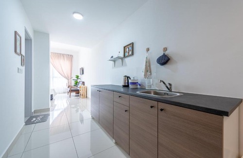 Sungai Buloh Appartement | Mario's suite direct MRT link & 50m infinity pool