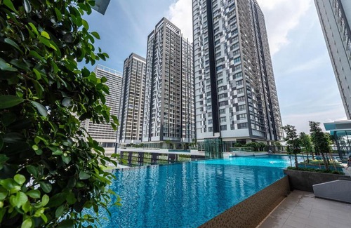 Sungai Buloh Appartement | Mario's suite direct MRT link & 50m infinity pool