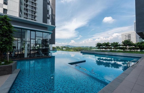 Sungai Buloh Appartement | Mario's suite direct MRT link & 50m infinity pool