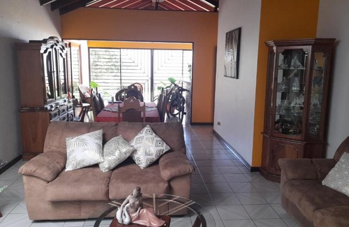 Alajuela Maison | Mario y Jeannette