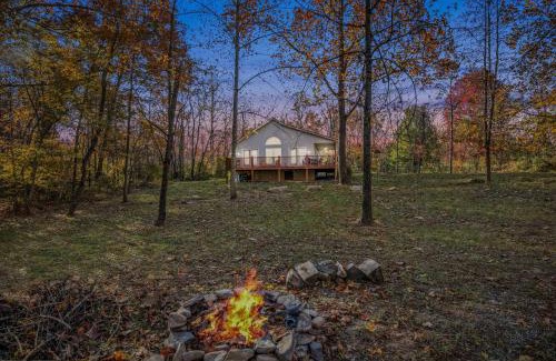 Berkeley Springs Chalet De Ski | Mariposa Moon Cottage at Sleepy Creek - Wifi, Deck, Fire Pit, Creekside, View