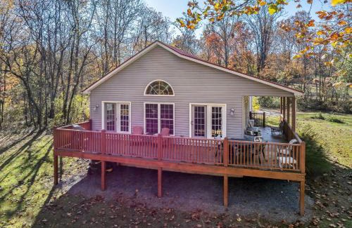 Berkeley Springs Chalet De Ski | Mariposa Moon Cottage at Sleepy Creek - Wifi, Deck, Fire Pit, Creekside, View