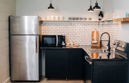 East Market District Appartement | Market #8 · Stellar Suites | The Sunset Suite | NuLu | Bikes