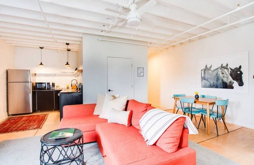 East Market District Appartement | Market #8 · Stellar Suites | The Sunset Suite | NuLu | Bikes